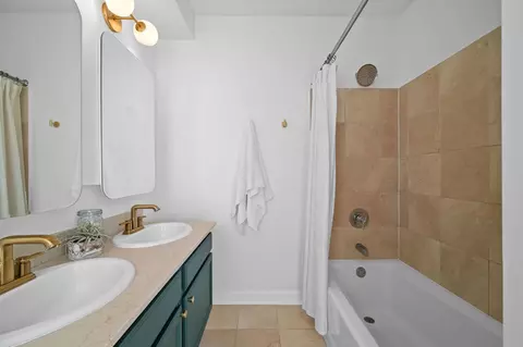 Bath - 1440 W Roscoe St #2, Chicago, IL 60657 photo 3 of 3