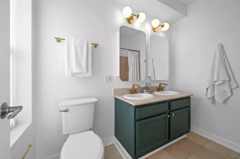 Bath - 1440 W Roscoe St #2, Chicago, IL 60657 photo 2 of 3