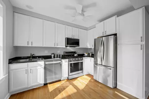 Kitchen - 1440 W Roscoe St #2, Chicago, IL 60657 photo 2 of 3