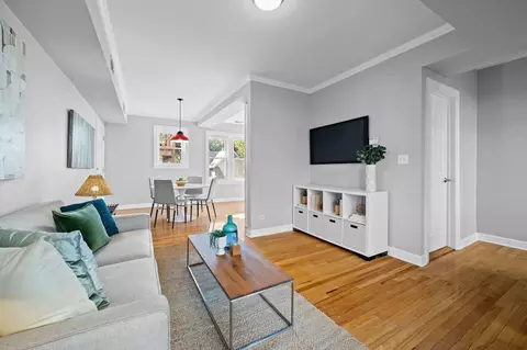 Living - 1440 W Roscoe St #2, Chicago, IL 60657 photo 1 of 2