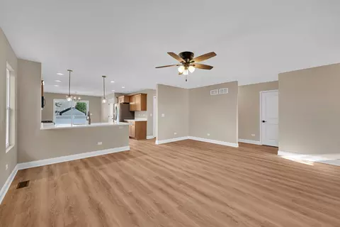 Living - 1969 Eagle Dr, Morris, IL 60450 photo 2 of 4