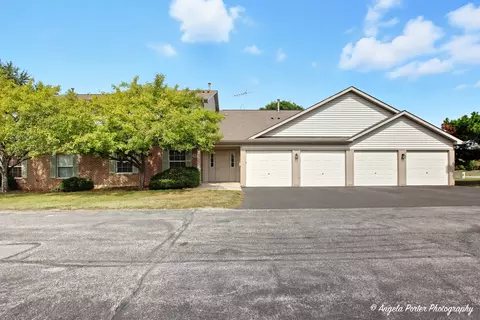 924 N Village Dr #2, Round Lake Beach, IL 60073