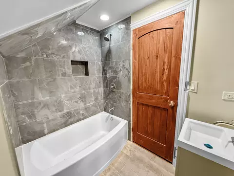Bath - 710 E 91st Pl, Chicago, IL 60619 photo 4 of 7