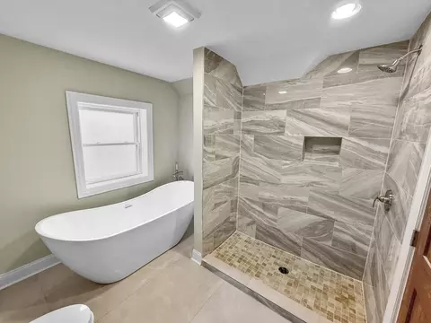 Bath - 710 E 91st Pl, Chicago, IL 60619 photo 2 of 7
