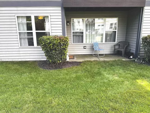 Exterior - 1104 Yorkshire Ct UNIT -B, Elgin, IL 60120 photo 3 of 5