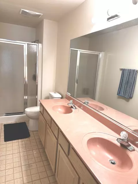 Bath - 1104 Yorkshire Ct UNIT -B, Elgin, IL 60120 photo 1 of 2