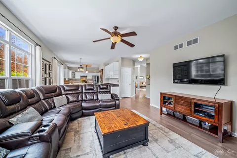 Living - 892 Audubon Ln, Aurora, IL 60506 photo 4 of 4