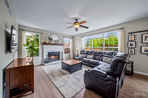 Living - 892 Audubon Ln, Aurora, IL 60506 photo 2 of 4