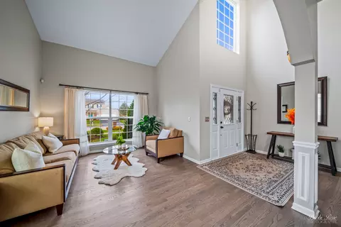 Entry Way - 892 Audubon Ln, Aurora, IL 60506 photo 3 of 7