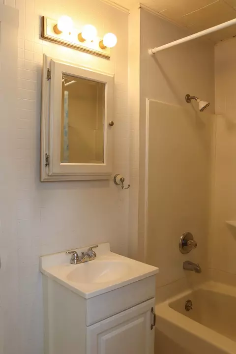 Bath - 814 W Park St, Morrison, IL 61270 photo 3 of 3