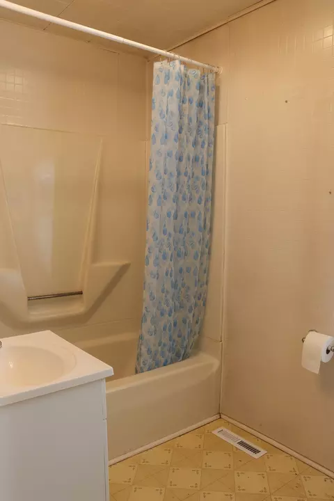 Bath - 814 W Park St, Morrison, IL 61270 photo 1 of 3