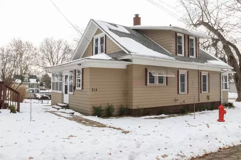 Exterior - 814 W Park St, Morrison, IL 61270 photo 5 of 6