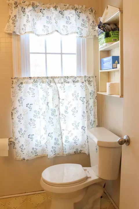 Bath - 814 W Park St, Morrison, IL 61270 photo 2 of 3