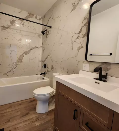 Bath - 422 View St, Ottawa, IL 61350 photo 3 of 4