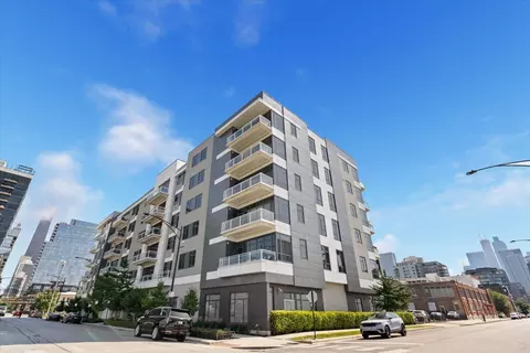 367 W Locust St #506, Chicago, IL 60610