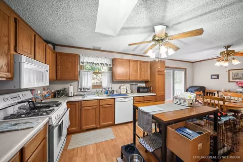 640 Coster Ct, Hinckley, IL 60520 photo 4