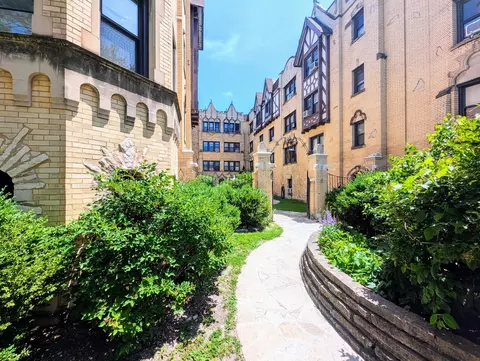 5655 N Spaulding Ave #2W, Chicago, IL 60659