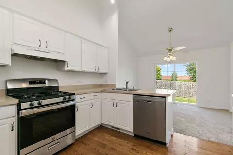 Kitchen - 1108 E Danbury Dr, Cary, IL 60013 photo 2 of 2