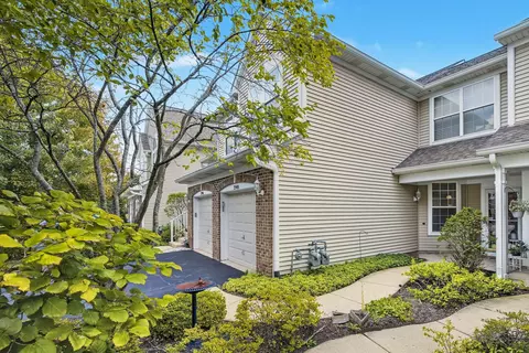 2948 Waters Edge Cir, Aurora, IL 60504 photo 2
