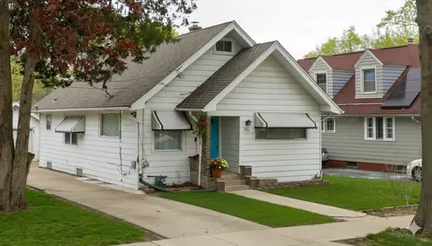 825 Hinman St, Aurora, IL 60505