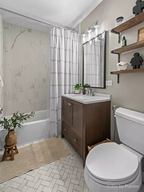 Bath - 2018 W Oakleaf Dr, Mchenry, IL 60051 photo 1 of 1