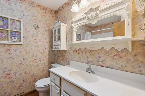 Bath - 2584 Circle Dr, Belvidere, IL 61008 photo 3 of 4