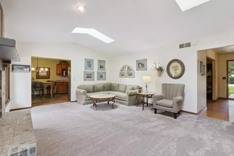 Living - 2584 Circle Dr, Belvidere, IL 61008 photo 4 of 6