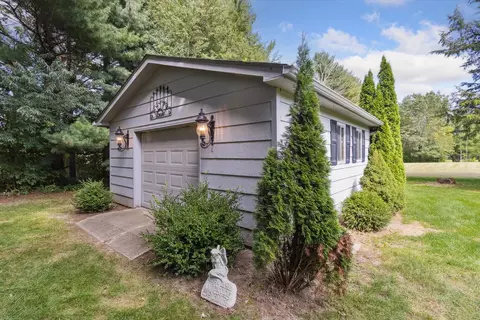 Exterior - 2584 Circle Dr, Belvidere, IL 61008 photo 9 of 12