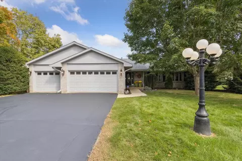Exterior - 2584 Circle Dr, Belvidere, IL 61008 photo 2 of 12