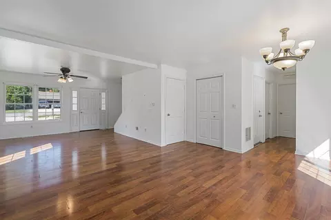 Living - 412 Bruce Rd, Lockport, IL 60441 photo 4 of 5