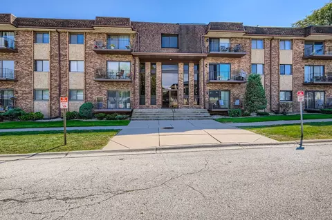 8901 S Roberts Rd #104, Hickory Hills, IL 60457