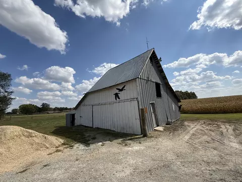 Exterior - 18013 Spring Valley Rd, Morrison, IL 61270 photo 5 of 5