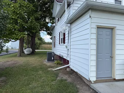 Exterior - 18013 Spring Valley Rd, Morrison, IL 61270 photo 2 of 5