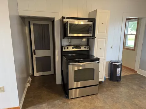Kitchen - 18013 Spring Valley Rd, Morrison, IL 61270 photo 3 of 4