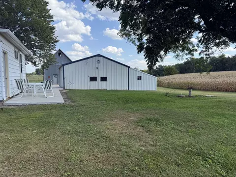 Exterior - 18013 Spring Valley Rd, Morrison, IL 61270 photo 3 of 5