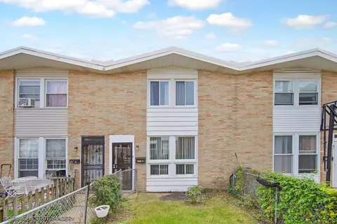 2061 Pine St #C, Des Plaines, IL 60018