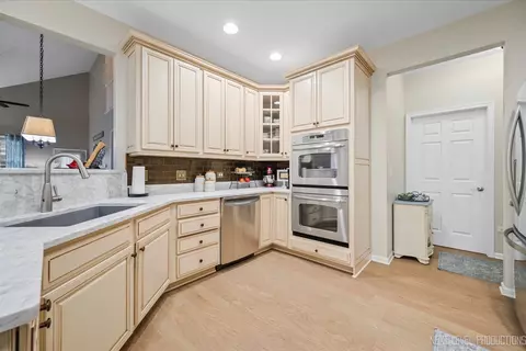 1031 Broadmoor Dr, Elgin, IL 60124 photo 11