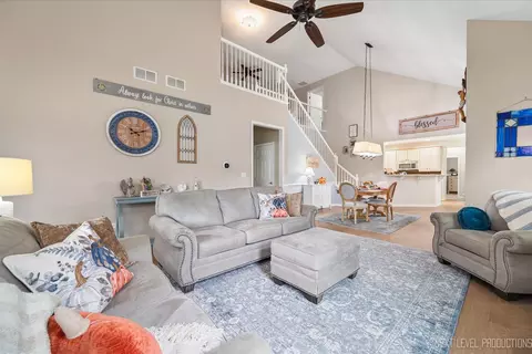 1031 Broadmoor Dr, Elgin, IL 60124 photo 8