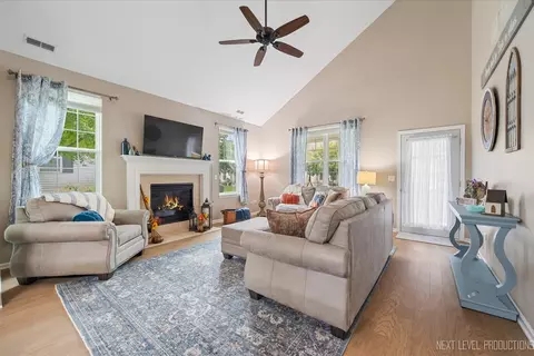 1031 Broadmoor Dr, Elgin, IL 60124 photo 6