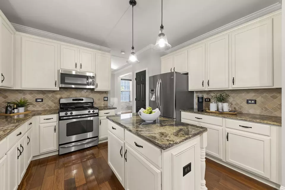 Kitchen - 812 Metropolitan Ave, Bolingbrook, IL 60490 photo 4 of 6