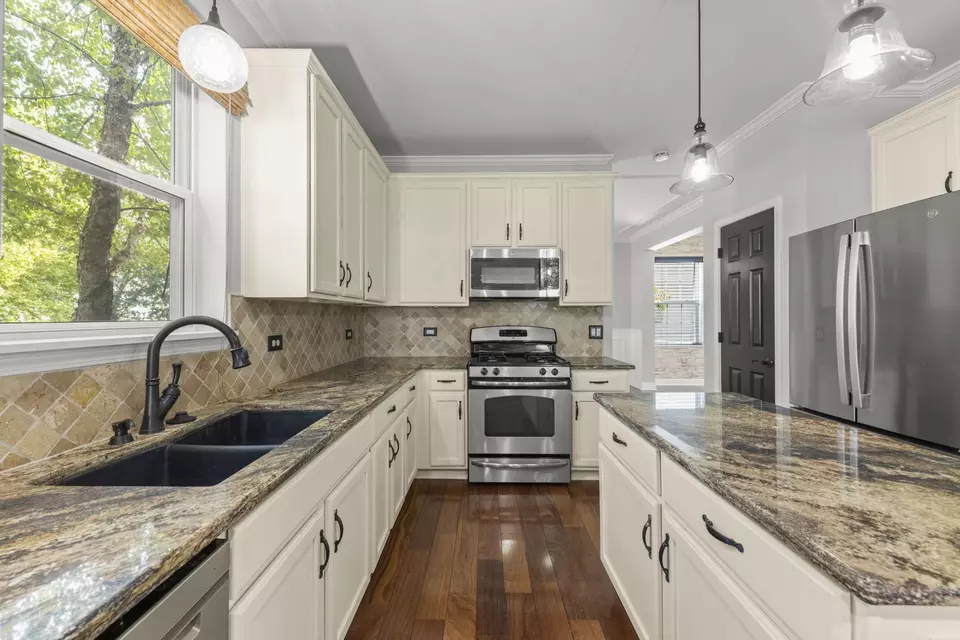 Kitchen - 812 Metropolitan Ave, Bolingbrook, IL 60490 photo 1 of 6