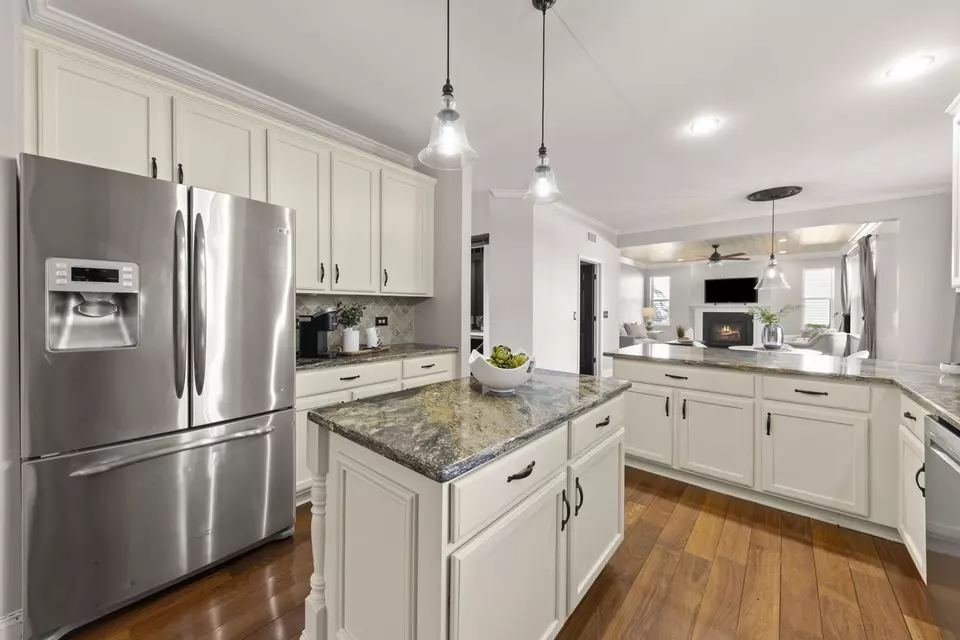 Kitchen - 812 Metropolitan Ave, Bolingbrook, IL 60490 photo 3 of 6