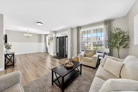 Living - 3591 Doral Dr, Elgin, IL 60124 photo 3 of 4