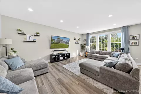 Living - 3591 Doral Dr, Elgin, IL 60124 photo 2 of 4
