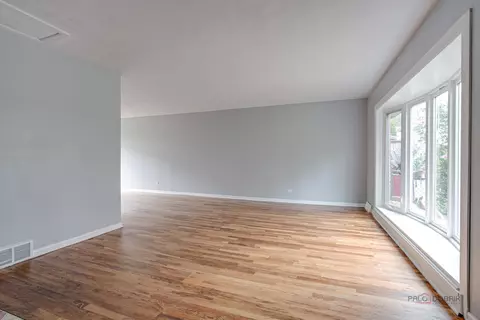 8846 Dee Rd #E, Des Plaines, IL 60016 photo 2