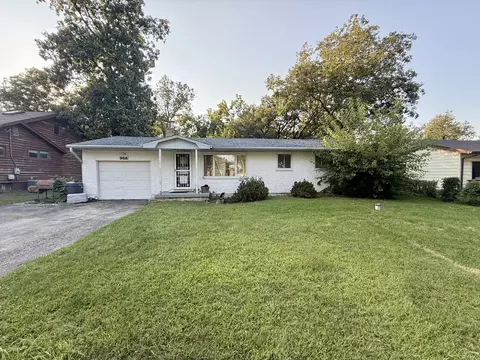 988 Spruce Ln, Saint Anne, IL 60964