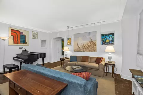 Living - 222 E Chestnut St #3D, Chicago, IL 60611 photo 2 of 3