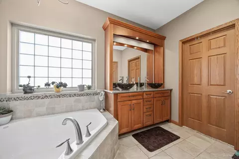 Bath - 2089 Sunset View Ln, Kankakee, IL 60901 photo 1 of 4