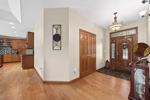 Entry Way - 2089 Sunset View Ln, Kankakee, IL 60901 photo 2 of 2