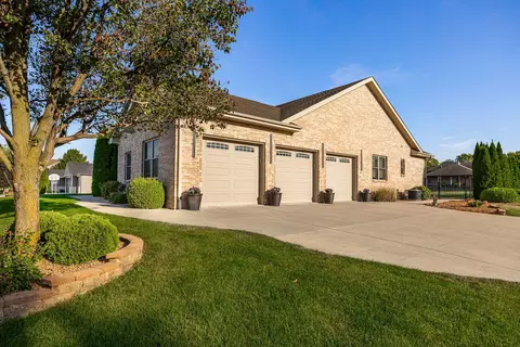 Exterior - 2089 Sunset View Ln, Kankakee, IL 60901 photo 2 of 4